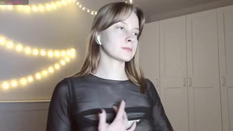 Snapshot of naomi_oops chatting on 10/29/25, 07:15 Naomi online show from 10/29/25, 07:15