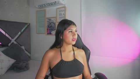 Snapshot of naomigray__ chatting on 04/25/26, 07:11 Naomi-Gray online show from 04/25/26, 07:11