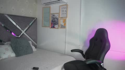 Snapshot of naomigray__ chatting on 04/28/26, 06:35 Naomi-Gray online show from 04/28/26, 06:35