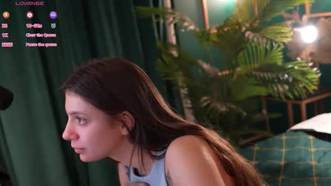 Snapshot of naomimur chatting on 12/15/25, 05:12 Naomi online show from 12/15/25, 05:12