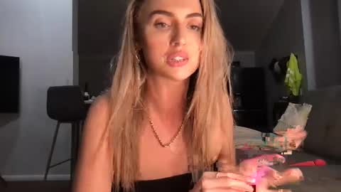 Snapshot of naomirhoades chatting on 02/27/25, 04:10 naomirhoades online show from 02/27/25, 04:10