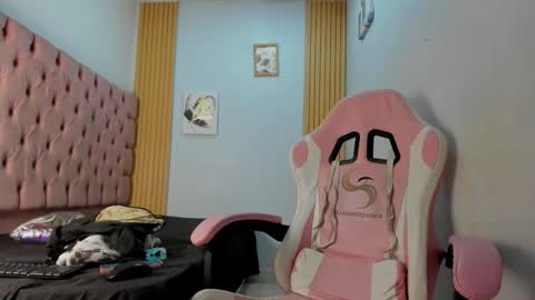 Snapshot of naomis_35 chatting on 11/26/25, 07:59 naomis_35 online show from 11/26/25, 07:59