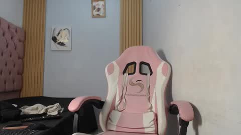 Snapshot of naomis_35 chatting on 11/27/25, 07:49 naomis_35 online show from 11/27/25, 07:49