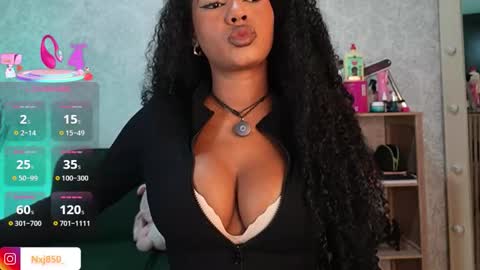 Snapshot of naomixjones1 chatting on 12/01/25, 02:38 Naomi online show from 12/01/25, 02:38