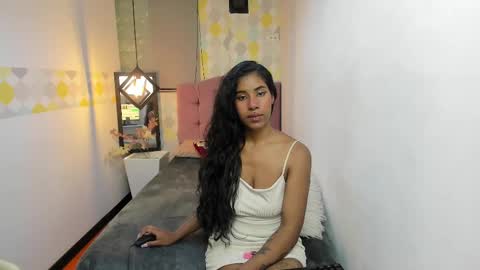 Snapshot of naomy__smith__ chatting on 01/28/25, 06:49 N A O M Y online show from 01/28/25, 06:49