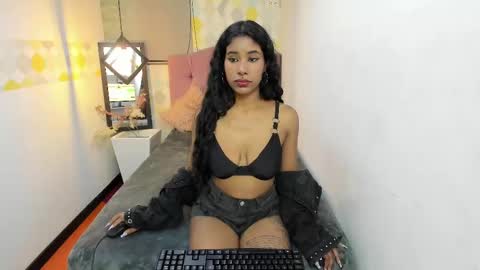 Snapshot of naomy__smith__ chatting on 01/29/25, 03:37 N A O M Y online show from 01/29/25, 03:37