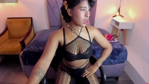 Snapshot of naomy__smith__ chatting on 04/23/26, 04:42 N A O M Y online show from 04/23/26, 04:42