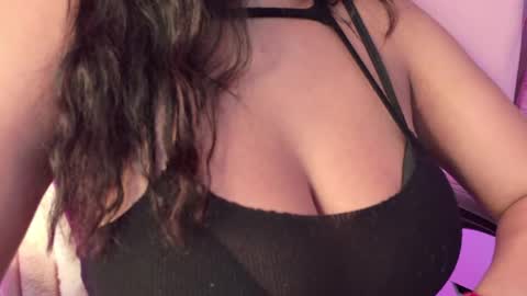 Snapshot of naomy_gomez_ chatting on 04/25/26, 01:41 Naomy online show from 04/25/26, 01:41