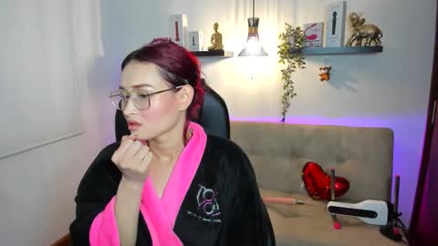 Snapshot of naomy_hot04 chatting on 05/19/26, 01:56 naomy online show from 05/19/26, 01:56