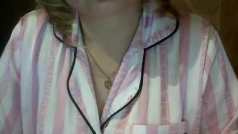 Snapshot of narcisjill chatting on 12/15/24, 12:29 NarcisJill online show from 12/15/24, 12:29