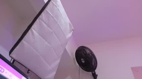 Snapshot of nascary_fox chatting on 11/30/25, 02:43 Nascary Fox online show from 11/30/25, 02:43