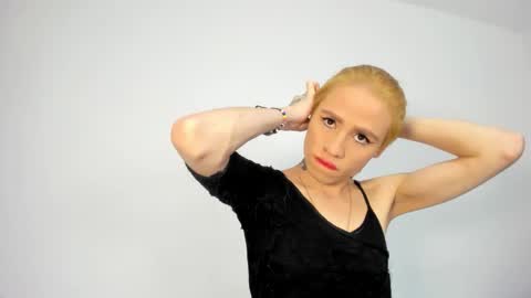 natacha_ferrer1 online show from 11/19/25, 12:05