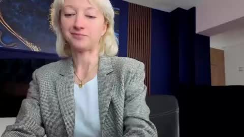 Snapshot of natalie_bitton chatting on 04/22/26, 05:32 Natalie online show from 04/22/26, 05:32