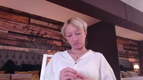 Snapshot of natalie_bitton chatting on 05/11/26, 02:45 Natalie online show from 05/11/26, 02:45