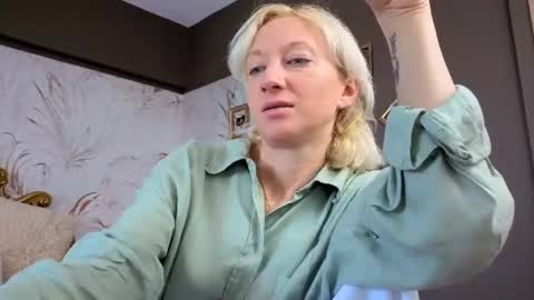 Snapshot of natalie_bitton chatting on 06/23/26, 06:33 Natalie online show from 06/23/26, 06:33