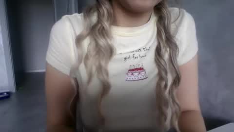 Snapshot of nataliexo111 chatting on 12/14/25, 11:04 Natali online show from 12/14/25, 11:04