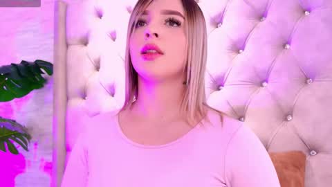 Snapshot of nataly_lblanck chatting on 10/21/25, 12:06 nataly_lblanck online show from 10/21/25, 12:06