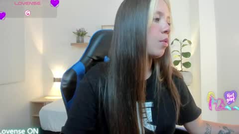 Snapshot of nataly_rodri chatting on 04/21/26, 02:51 Nataly online show from 04/21/26, 02:51