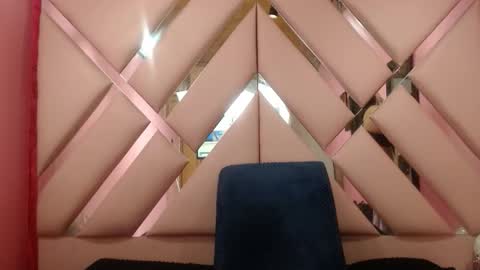 nathaly low online show from 12/18/25, 03:12