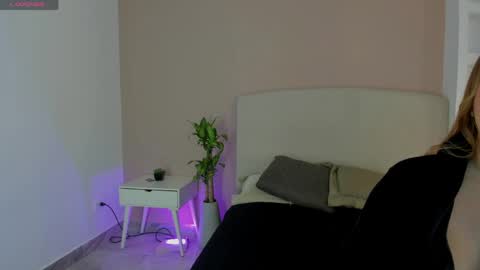 Snapshot of nathalyn05 chatting on 04/18/26, 10:41 NATHALY online show from 04/18/26, 10:41