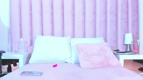 Snapshot of natural_bigass_nina chatting on 04/17/26, 09:07 Sophia online show from 04/17/26, 09:07