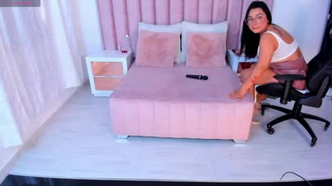 Snapshot of natural_bigass_nina chatting on 04/18/26, 06:56 Sophia online show from 04/18/26, 06:56