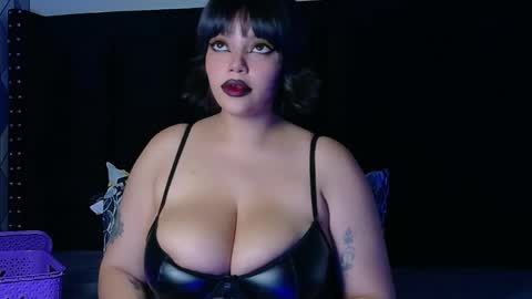 Snapshot of naturaltitss_ chatting on 04/30/26, 08:57 Gwen online show from 04/30/26, 08:57