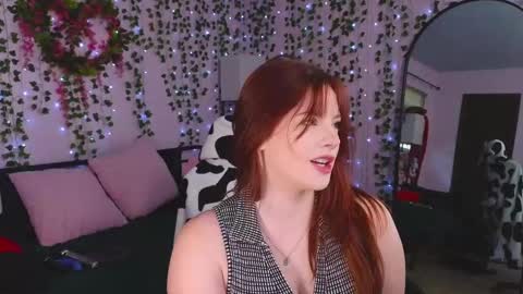 Snapshot of naughty_bella99 chatting on 03/09/25, 04:33 bella online show from 03/09/25, 04:33