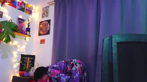 Snapshot of naughty_em_17 chatting on 01/21/25, 07:15 Em  please help me reach 100 thumbs up 3 online show from 01/21/25, 07:15