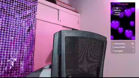 Snapshot of naughty_em_17 chatting on 03/10/25, 12:18 Em  please help me reach 100 thumbs up 3 online show from 03/10/25, 12:18