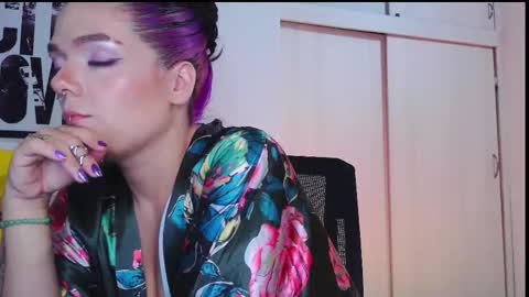 Snapshot of naughty_em_17 chatting on 03/06/26, 07:05 Em please help me reach 100 thumbs up 3 online show from 03/06/26, 07:05