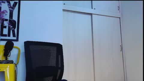 Snapshot of naughty_em_17 chatting on 03/22/26, 02:59 Em please help me reach 100 thumbs up 3 online show from 03/22/26, 02:59