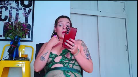 Snapshot of naughty_em_17 chatting on 04/05/26, 09:01 Em please help me reach 100 thumbs up 3 online show from 04/05/26, 09:01