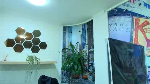 Kitten online show from 03/05/25, 10:22