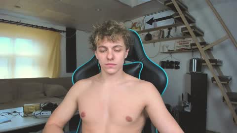 Snapshot of naughty_nik43 chatting on 02/23/25, 01:32 Nik online show from 02/23/25, 01:32