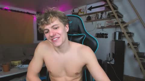 Snapshot of naughty_nik43 chatting on 02/23/25, 04:35 Nik online show from 02/23/25, 04:35