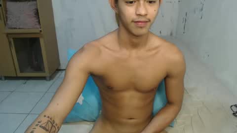 Snapshot of naughtyboylouie chatting on 02/11/25, 04:02 Loue online show from 02/11/25, 04:02