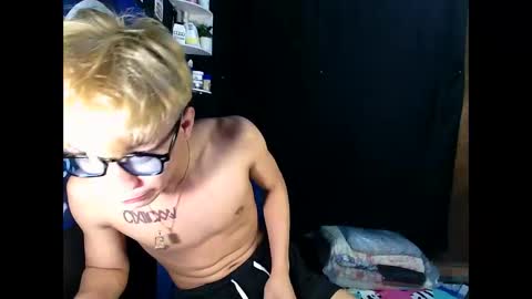 Snapshot of naugthyboyloy chatting on 11/19/25, 11:21 Loy online show from 11/19/25, 11:21