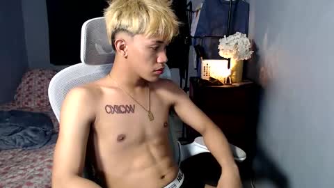 Snapshot of naugthyboyloy chatting on 12/15/25, 02:43 Loy online show from 12/15/25, 02:43