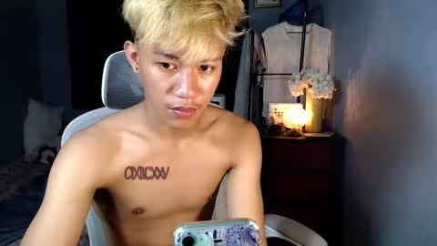 Snapshot of naugthyboyloy chatting on 12/17/25, 07:25 Loy online show from 12/17/25, 07:25