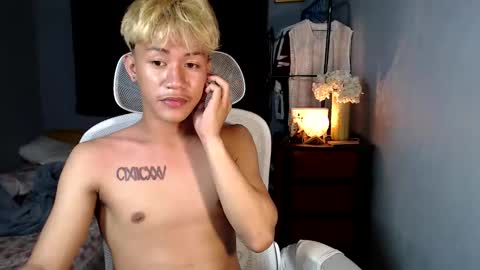 Snapshot of naugthyboyloy chatting on 12/17/25, 08:04 Loy online show from 12/17/25, 08:04