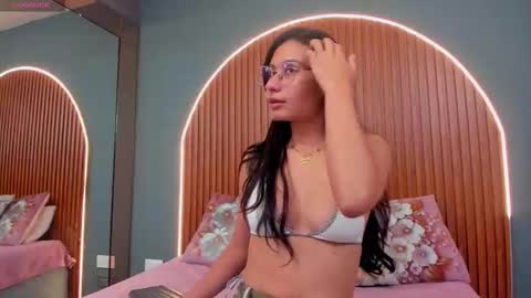 Snapshot of nayecloud chatting on 11/21/25, 04:33 Naye online show from 11/21/25, 04:33