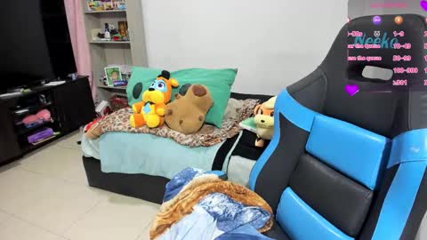 Snapshot of neeko_lol_ chatting on 10/19/25, 05:13 Geek Nicole    im Neeko UwU online show from 10/19/25, 05:13