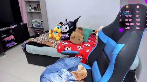 Snapshot of neeko_lol_ chatting on 10/29/25, 04:42 Geek Nicole    im Neeko UwU online show from 10/29/25, 04:42