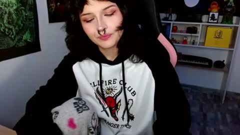 Snapshot of neena_nyx chatting on 06/18/26, 12:11 Neena Nyx online show from 06/18/26, 12:11