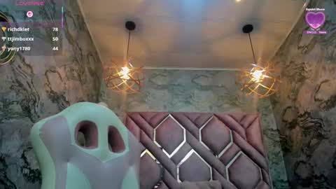 Snapshot of neffertiry_ebonny chatting on 09/28/25, 01:38 Nefer online show from 09/28/25, 01:38