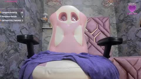 Snapshot of neffertiry_ebonny chatting on 10/19/25, 06:52 Nefer online show from 10/19/25, 06:52