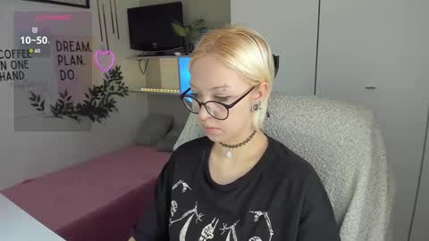 Snapshot of neko_sora chatting on 03/24/26, 02:33 Kate online show from 03/24/26, 02:33