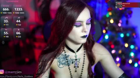 Snapshot of nelle_ chatting on 12/29/24, 01:28 online show from 12/29/24, 01:28