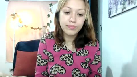 Snapshot of nena_lov chatting on 03/10/25, 01:45 Star  online show from 03/10/25, 01:45